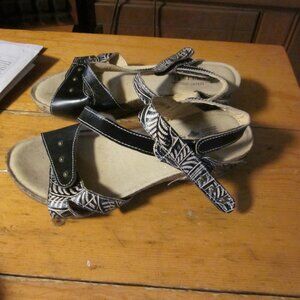 L'ARTISTE Spring step 38 US 7.5 strappy leather animal print sandals VGUC